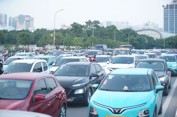 Mọi ngả đường đổ về sân Mỹ Đình đều tê liệt
