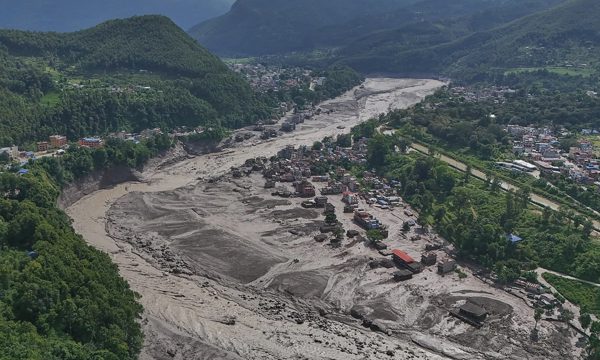 Mối nguy khí hậu từ vụ sụp đổ sông băng Nepal