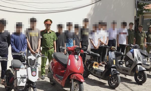 Mối nguy khi phụ huynh để con tự do sử dụng xe máy điện