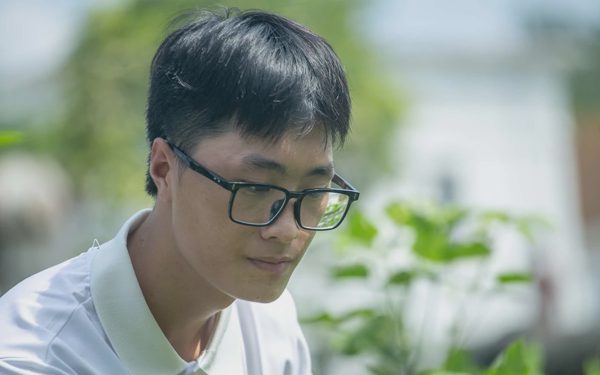 Mới nhập học đã làm bốc xếp, chàng trai Mông mồ côi cha mẹ trong ba lô có đúng 1 triệu đồng