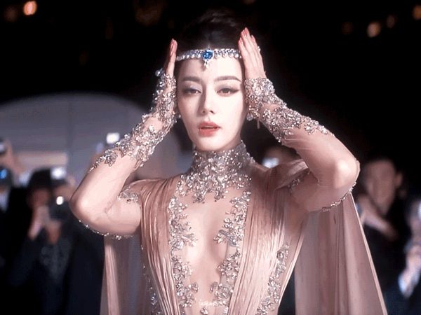 Mọi ống kính đều hướng về Địch Lệ Nhiệt Ba