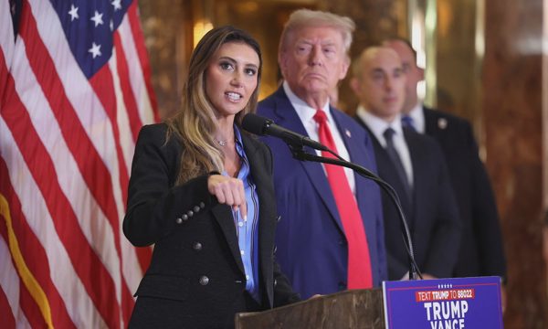 'Mối thù không đội trời chung' giữa hai đồng minh thân cận của ông Trump