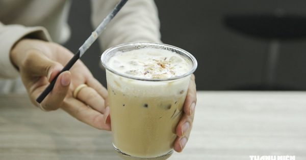 Món lạ đời ở Huế: Cà phê mắm ruốc, trên mặt còn rắc cá ngừ bào