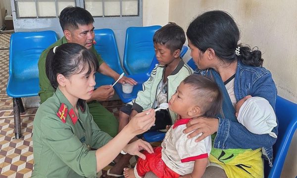 Món quà bất ngờ của nữ đại úy công an cho cậu bé Ba Na