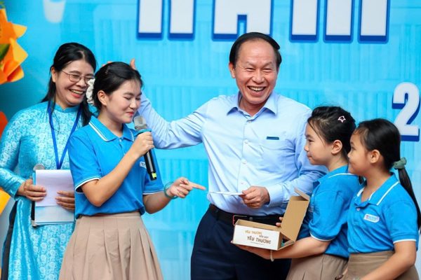 Món quà bất ngờ của Phó Thủ tướng Lê Tiến Châu khiến học sinh vỡ òa niềm vui