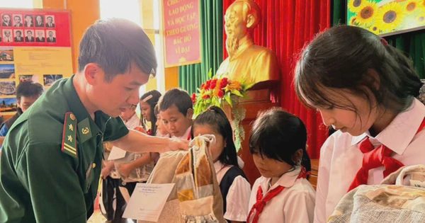 Món quà khai trường 'đặc biệt' từ chiến sĩ quân hàm xanh gửi trẻ em vùng biên