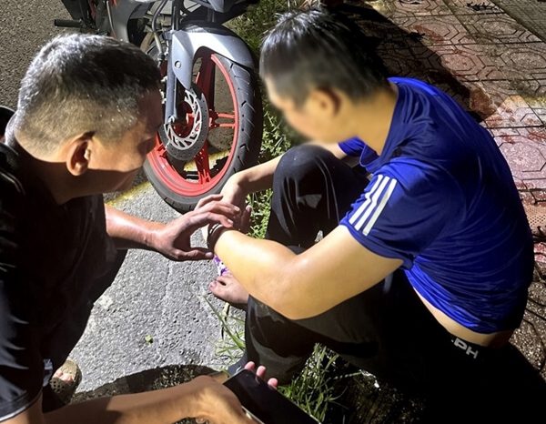 Một cảnh sát cơ động Huế cứu nam thanh niên giữa dòng nước sâu