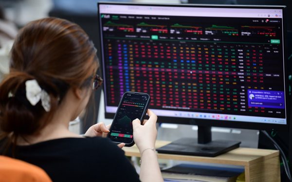 Một cổ phiếu trụ kéo gần 15 điểm cho VN-Index, SSB tiếp tục rơi sàn