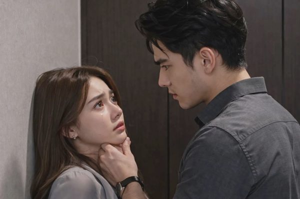Một điểm quen thuộc trong bức ảnh cô gái lạ hé lộ bí mật của chồng tôi