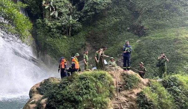 Một du khách mất tích khi tắm thác ở Tuyên Quang