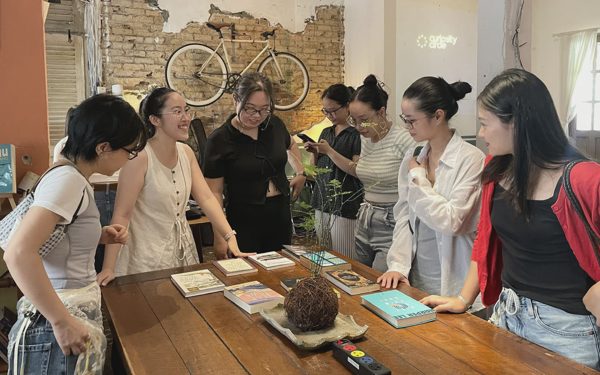 Một giờ tắt điện thoại, đọc sách cùng người lạ