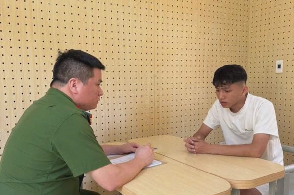 Một học sinh bị đánh hội đồng bằng mũ bảo hiểm, tung video lên mạng