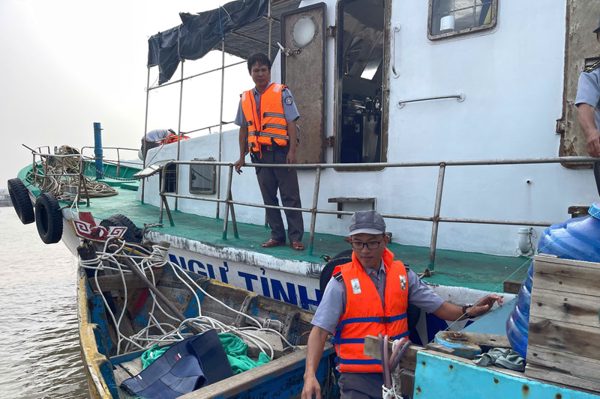 Một kiểm ngư liên tục bị đe dọa, đấm nhiều lần vào mặt