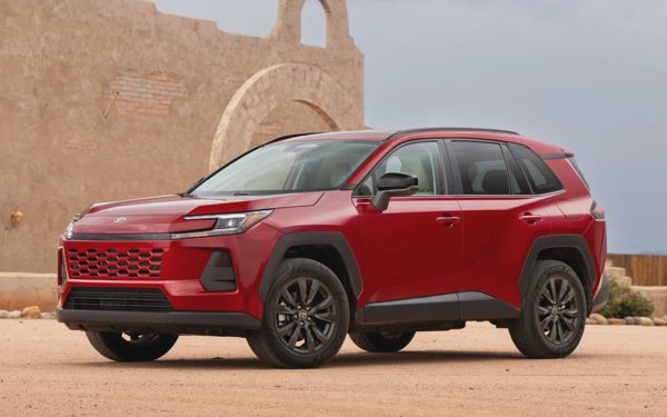 Một mẫu Toyota phổ thông có thời gian chờ như siêu xe, khách vẫn xếp hàng mua