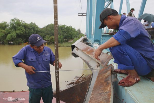 Một ngày giải cứu sà lan mắc vào cầu đường sắt