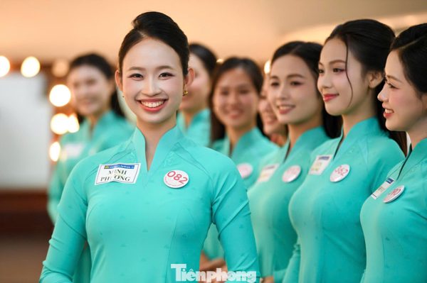 Một ngày làm tiếp viên hàng không của 20 cô gái Hoa hậu Việt Nam