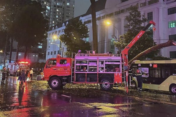 Một người tử vong trong cơn mưa lớn ở TPHCM
