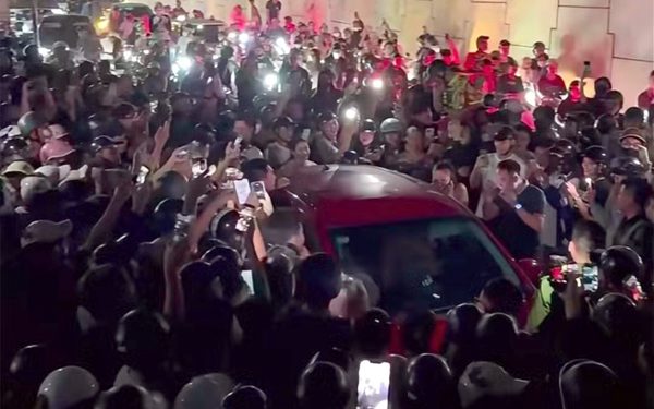 Một phụ nữ chặn ô tô nghi đánh ghen, đám đông vây kín livestream, đăng mạng xã hội