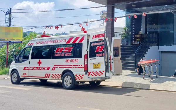 Một phụ nữ nghi bị rơi xuống đất tử vong khi thuê phòng tại tầng 5 khách sạn cùng người đàn ông
