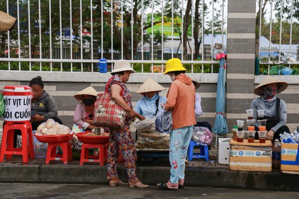 Một phường ở TPHCM lắp camera phạt nguội lấn chiếm vỉa hè, lòng đường