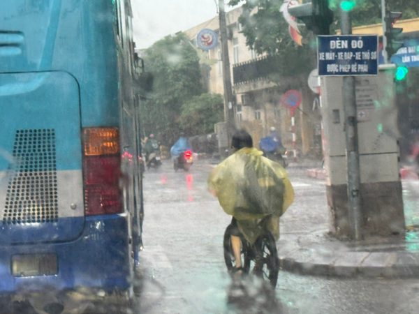 Một số trường học tại Hà Nội thông báo phụ huynh đón con đầu giờ chiều