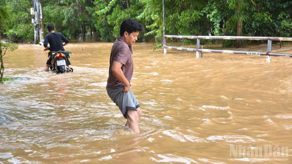 Một tháng 5 lần ngập khu dân cư ven sông Buông