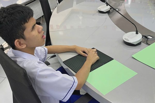 Một trường học ở TPHCM tặng bảng và dùi cho học sinh lớp 1 ngày khai giảng