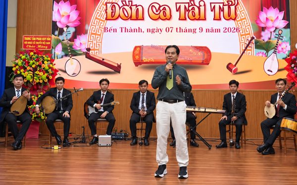 Một trường ở TP.HCM mời 20 nghệ nhân đến dạy đờn ca tài tử miễn phí cho học sinh