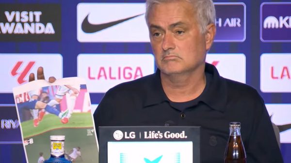 Mourinho in ảnh cầu thủ bị phạm lỗi để tố cáo trọng tài bắt trận Atletico vs Real Madrid
