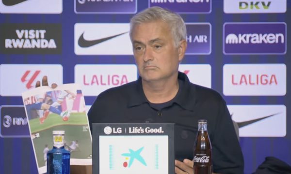 Mourinho mang ảnh cầu thủ Real bị phạm lỗi vào họp báo