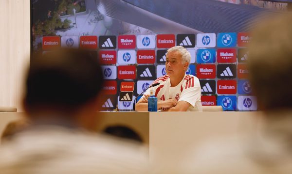 Mourinho: 'Vinicius bị ném đá vì cậu ấy giống cái cây trĩu quả'