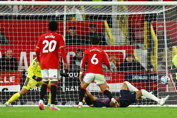 MU rơi chiến thắng trước Tottenham khi chơi hơn người