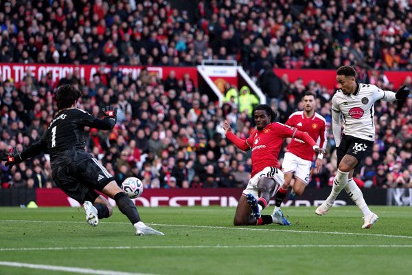 MU thua thảm Bournemouth: Từ bỏ thôi, Carrick!