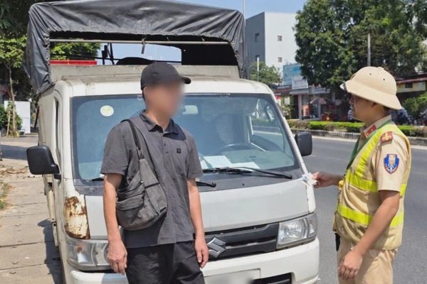 Mua 820kg lòng lợn bốc mùi hôi thối, không hóa đơn mang về… nuôi cá?
