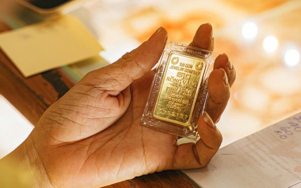 Mua bán vàng trong ngày từ 5 triệu đồng phải thanh toán không dùng tiền mặt