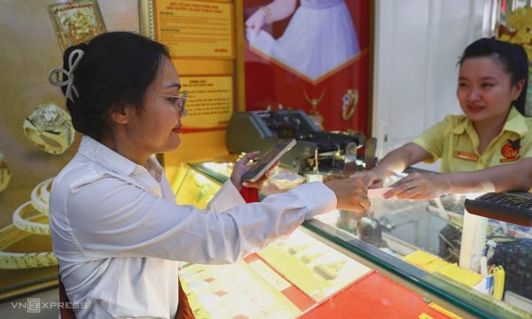 Mua bán vàng từ 5 triệu đồng một ngày phải thanh toán không tiền mặt