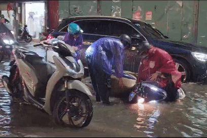 Mưa bất chợt, nhiều tuyến phố Hà Nội bị ngập nước