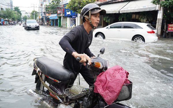 Mưa cả đêm, sáng nay đường Nguyễn Văn Khối, TP.HCM nước ngập mênh mông