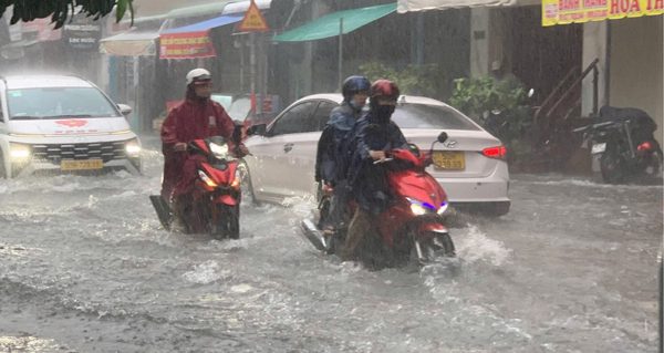 Mưa chiều cuối tuần, nhiều tuyến đường TPHCM lại ngập