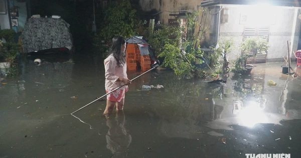 Mưa đã tạnh từ lâu, nhiều nơi ở TP.HCM vẫn ngập tới đầu gối sau hơn 5 tiếng