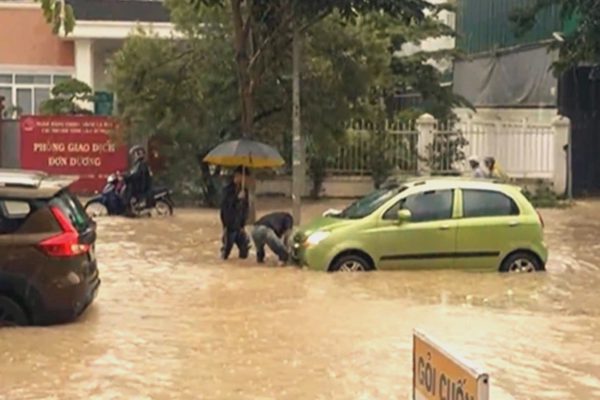 Mưa đá trút xuống vùng trồng rau lớn bậc nhất Lâm Đồng