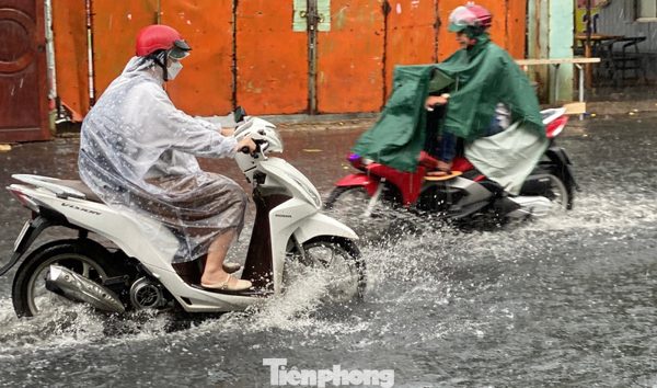 Mưa dông ập xuống, nhiều tuyến đường TPHCM lại biến thành sông