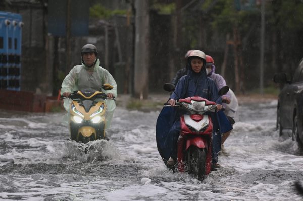 Mưa dông ở TPHCM và Nam Bộ gia tăng trong vài ngày tới