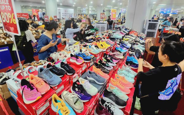 Mua giày Nike, Adidas… giá mấy trăm ngàn mà vẫn 'hy vọng'... không giả, lãnh đạo Adidas tiết lộ gì?