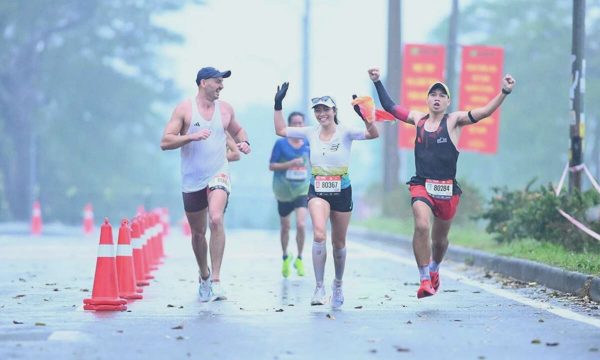 Mưa, gió mạnh thách thức runner VnExpress Marathon Vũng Tàu Herbalife Cup