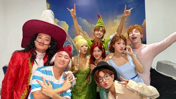 Mùa Halloween, giới trẻ mê hóa trang, check-in bí ngô khổng lồ
