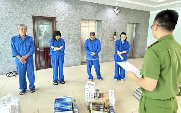 Mua hàng cấm là thuốc lá nhập lậu về cất kho bán, 4 người một gia đình bị khởi tố