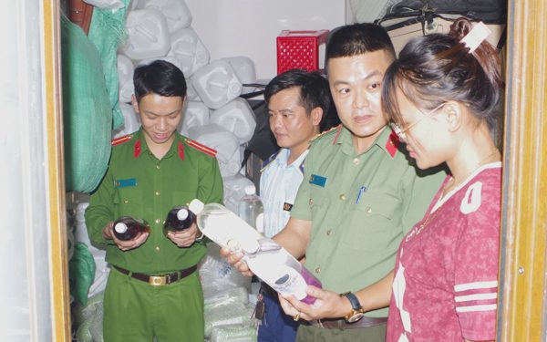 Mua hơn 1.300 lít rượu trôi nổi, gắn mác đặc sản Tây Bắc rồi bán trên TikTok