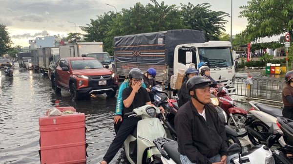 Mưa kèm gió giật, sấm chớp chiều cuối tuần ở TPHCM