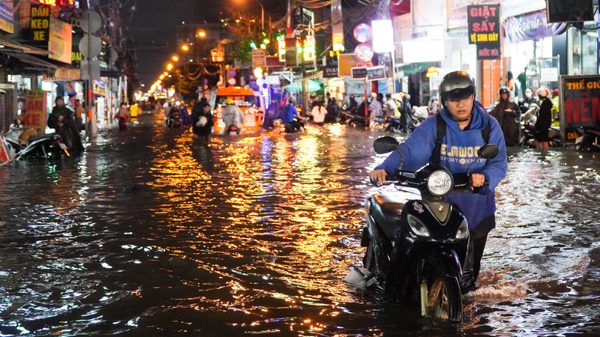Mưa kèm triều cường ở TPHCM: Sáng đi làm ướt sũng, tối về bì bõm lội